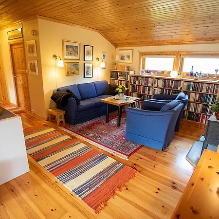 Lodge Iverhjelen Near Atlantic Road